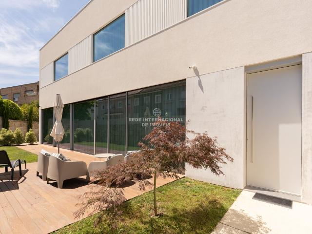 Moradia T4 com jardim em Nevogilde