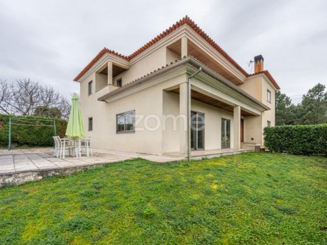 Moradia T4 com Jardim, Terraço e Amplas Áreas Adoufe, Vila Real