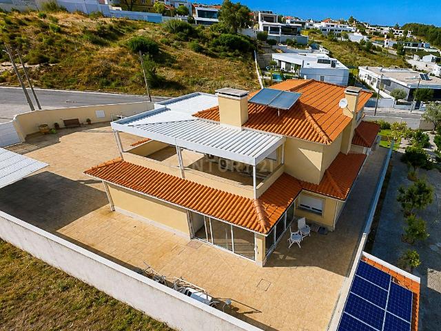 Moradia T4 com Jardim, Vila Alegre, Fernão Ferro