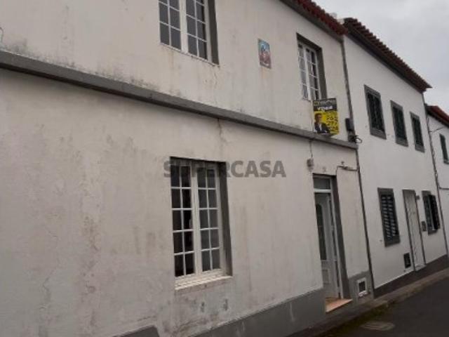 Moradia T4 com Logradouro e Amplo Anexo. Vila Franca