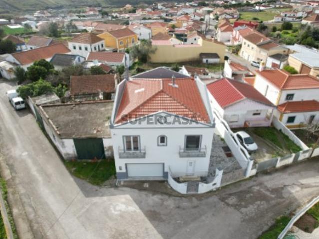 Moradia T4 com logradouro em Sobral Lourinhã