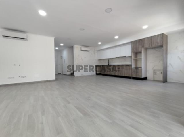 Moradia T4 com logradouro inserida em lote de 340m2