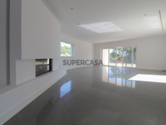 Moradia T4 com lote de 1700 metros no Belas Clube Campo