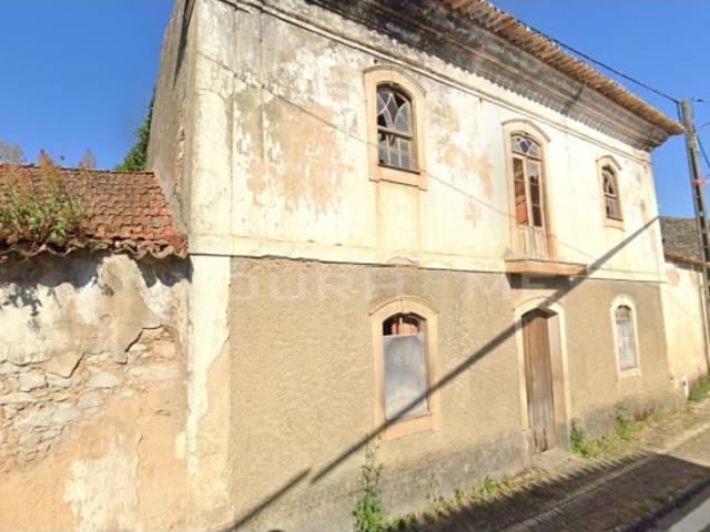 Moradia T4 com pátio e terreno para reconstrução em Cadima | Cantanhede