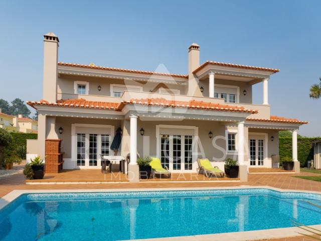 Moradia T3+1 com piscina na Praia D'El Rey