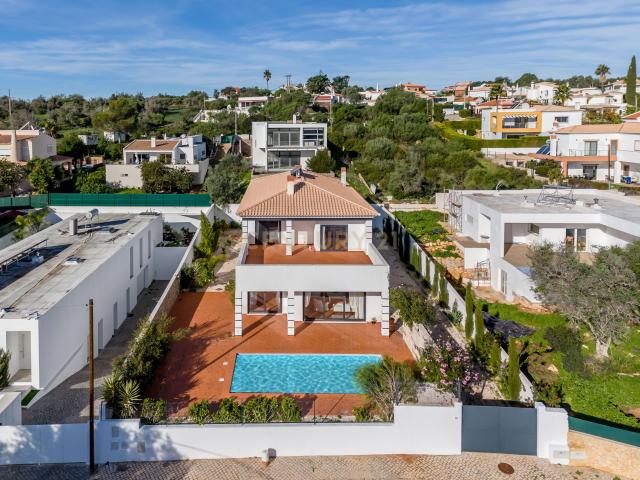 Moradia T4 com Piscina no Monte Canelas, Portimão