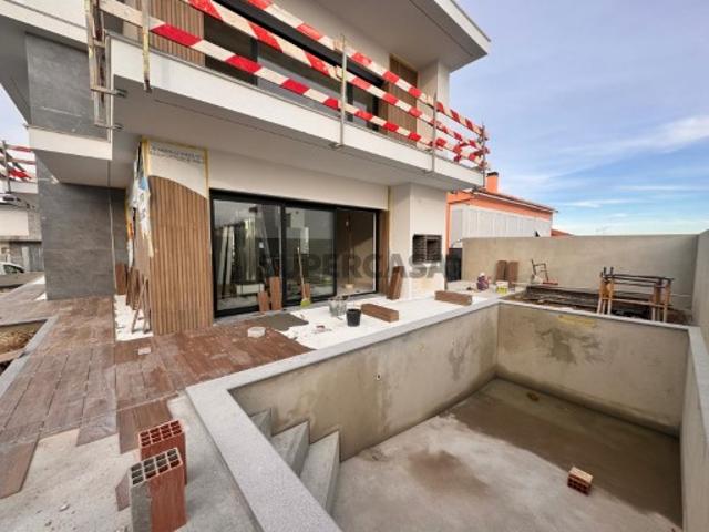 Moradia T4 com piscina no Bairro da Vinha Grande, São João da Talha