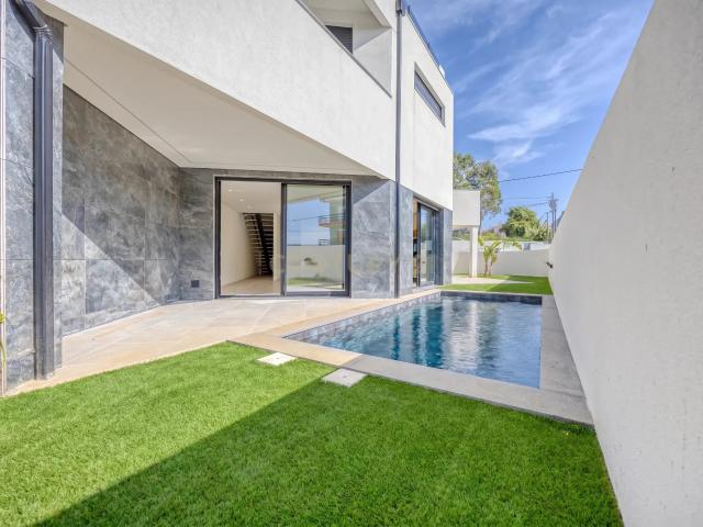 Moradia T4 com Piscina a 200m da Praia da Madalena