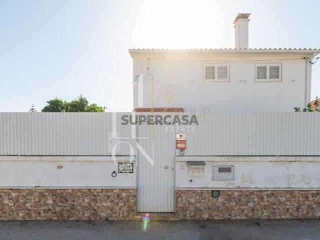 Moradia T4 com Piscina, Anexo Independente e Jardim Costa da Caparica