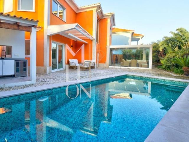 Moradia T4 com piscina aquecida e jardim privativo