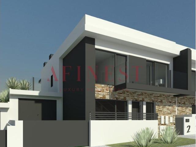MORADIA T4 COM PISCINA E 3 SUITES NA SOBREDA, ALMADA
