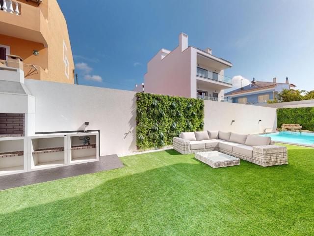 Moradia T4 com piscina e 4 suítes com closet