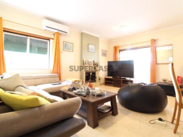 Moradia T4 com piscina e cave, perto de Faro