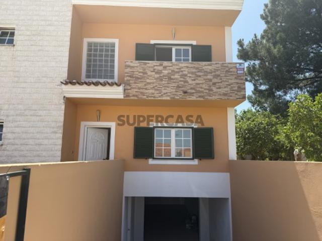Moradia T4 com Piscina e Amplo Terreno Quinta da Serralheira Setúbal Venda