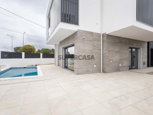 Moradia T4 com Piscina e Garagem