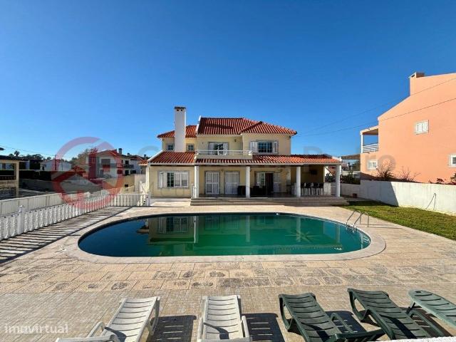 Moradia T4 com piscina e garagem, Corroios
