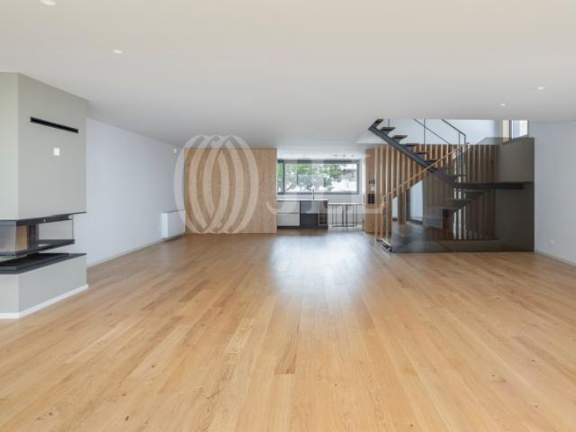 Moradia T4 com piscina e garagem, na Boavista, Porto