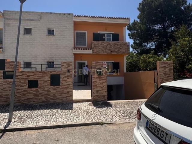 Moradia T4 com Piscina e Garagem para 4 Carros | Quinta da Serralheira, Setúbal