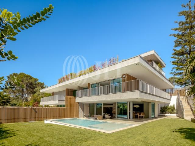 Moradia T4, com piscina e estacionamento, em Cascais