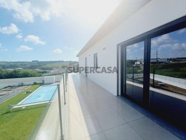 Moradia T4 com piscina e jardim na Lourinha