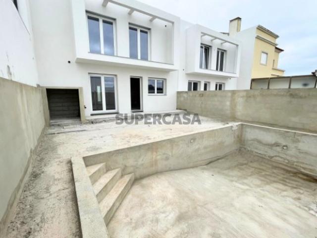 Moradia T4 com Piscina e Jardim Nova Construção Seixal Lourinhã