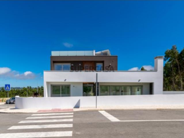 Moradia T4 com piscina, jardim, terraço na cobertura e a 5 minutos das praias