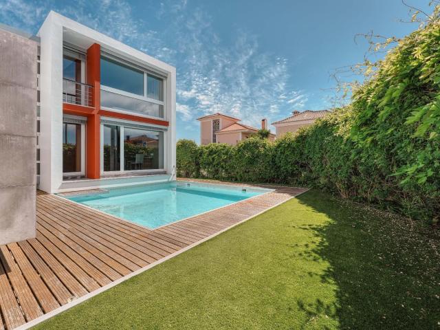 Moradia T4 com Piscina e Jardim — Carcavelos