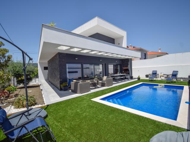 Moradia T4 com Piscina e Jardim em Alcabideche