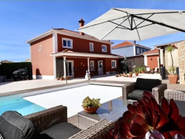 Moradia T4 com piscina e jardim junto às praias Azul e Santa Cruz