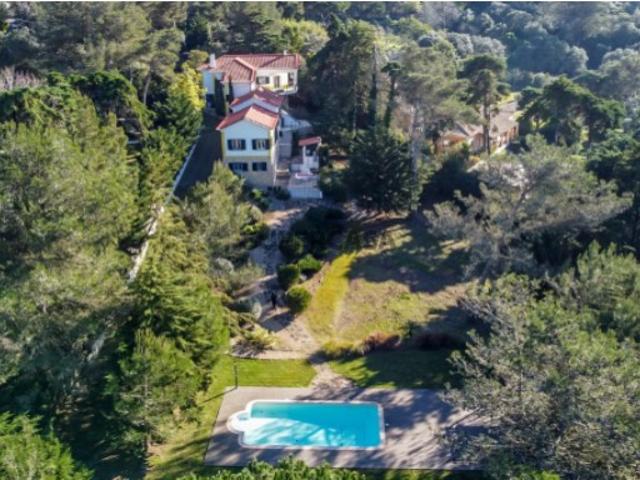 Moradia T4 com piscina e vista para a Villa de Sintra
