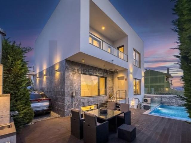 Moradia T4, com piscina, em Odivelas
