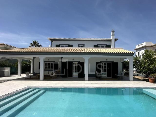 Moradia T4, com piscina, em Almancil, Algarve