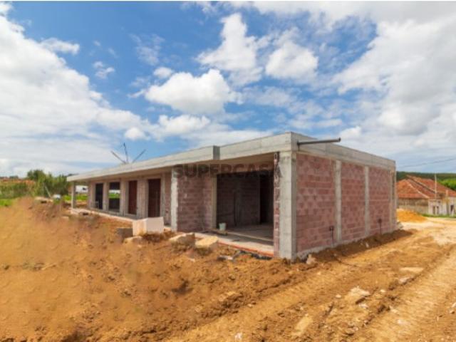 Moradia T4 com piscina, em construção, a 10 minutos da baía de São Martinho do Porto