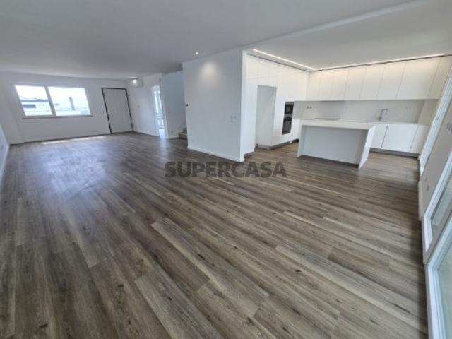 Moradia T4 com piscina em Famões | Odivelas