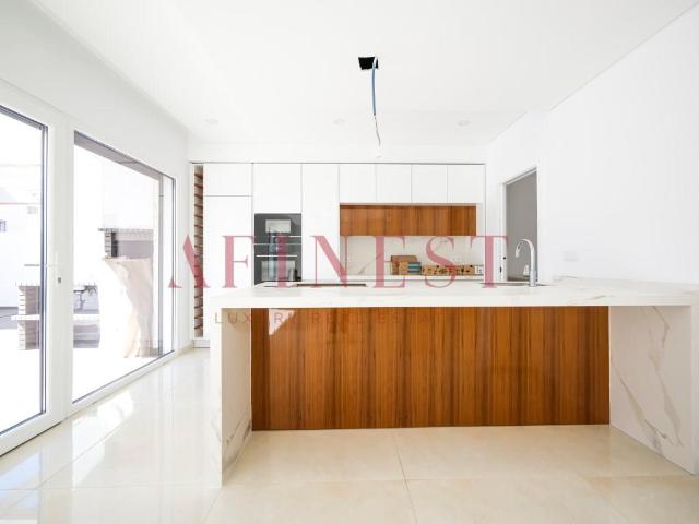 Moradia T4 Com Piscina Em Valadares 200m² Corroios