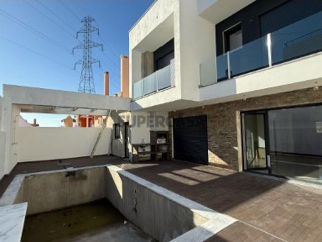 MORADIA T4 COM PISCINA EM VALADARES