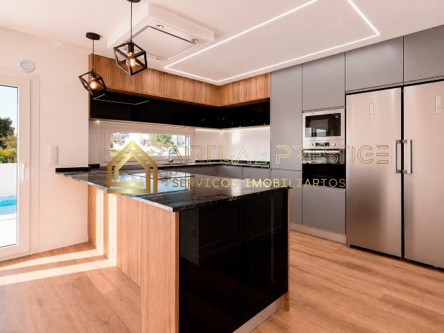 Moradia T4 com Piscina | Garagem | Charneca da Caparica