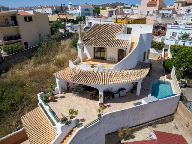 Moradia T4 com Piscina, Garagem e Amplas Áreas junto à Praia. 168m² Portimão
