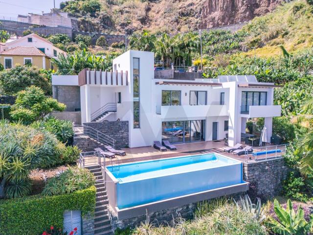 Moradia T4, com Piscina Infinita, Vista Mar e Licença AL – Rua Sem Saída | Calheta