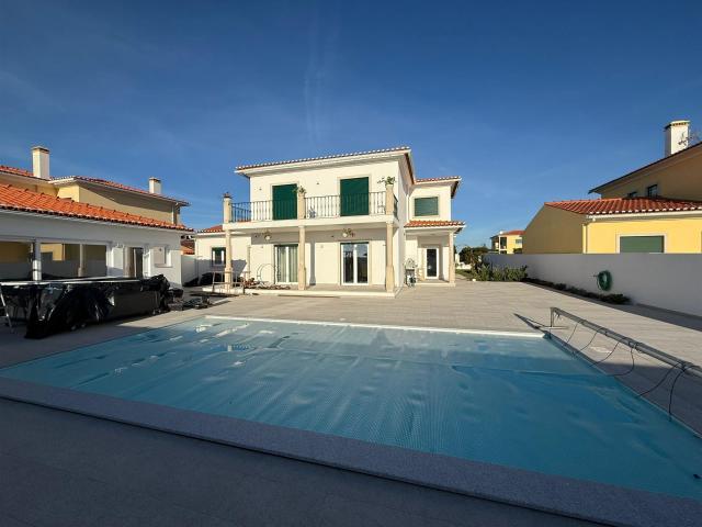 Moradia T4, com Piscina, Jacuzzi e Garagem Cadaval 301m² Cadaval e Pero Moniz