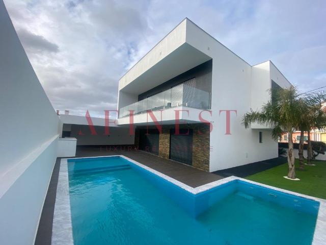Moradia T4 Com Piscina, Jardim E Churrasqueira Quinta De V. 147m² Corroios