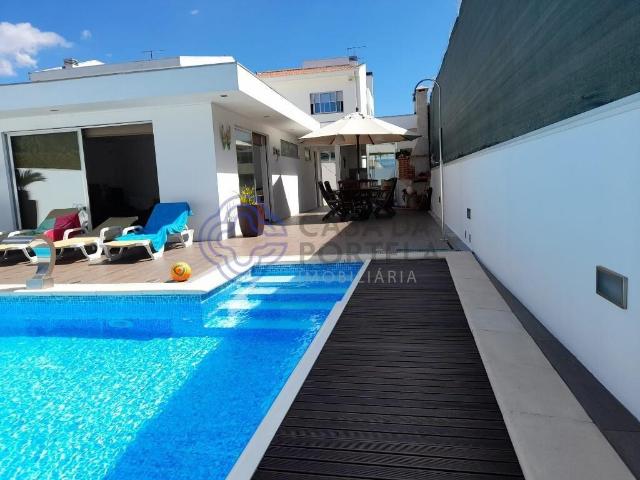 Moradia T4 com piscina, localizada no Castelo da Maia. 328m² Castêlo da Maia