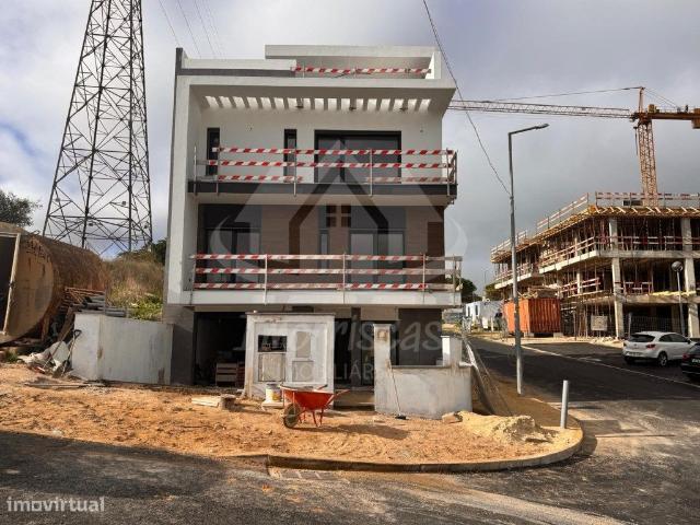 Moradia T4 com piscina, localizada nos Terraos du Moulin, em Vialonga