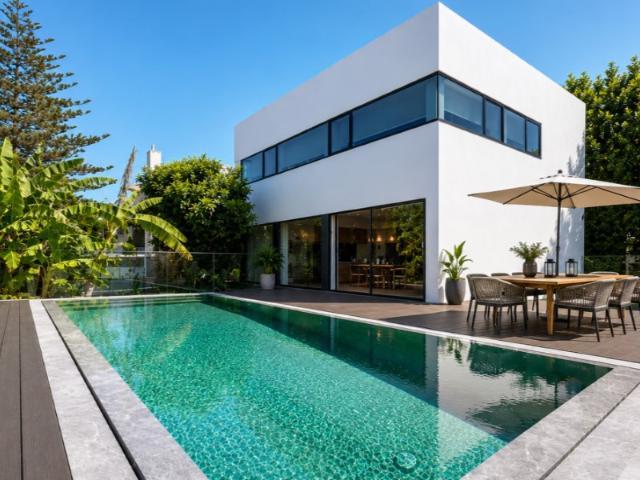 Moradia T4 com Piscina para Arrendamento na Parede | A 250m da Praia das Avencas