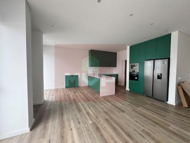 Moradia T4 com Piscina Privada em Ferragudo, Lagoa Apenas. 180m² Ferragudo