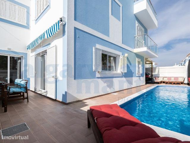 Moradia T4 com Piscina Privada, sita num condomnio fechado em Mant.