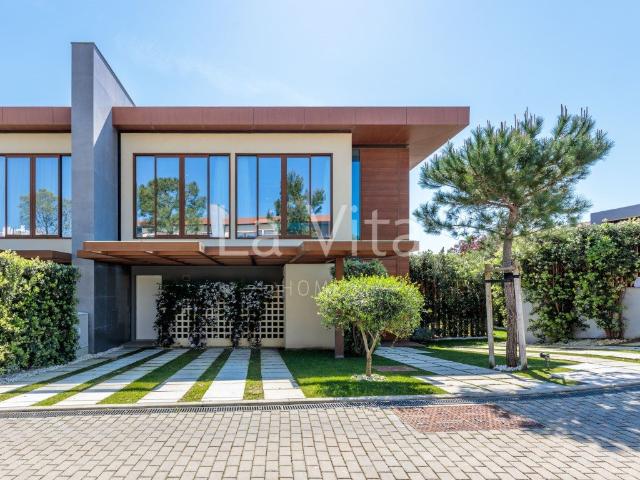 Moradia T4, com piscina privativa, em condomínio fechado de. 177m² Cascais e Estoril