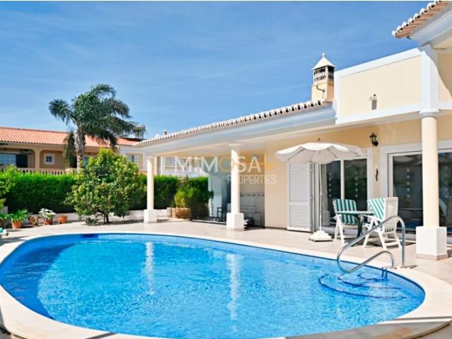 Moradia T4 com Piscina Privativa em Sargaçal, Lagos