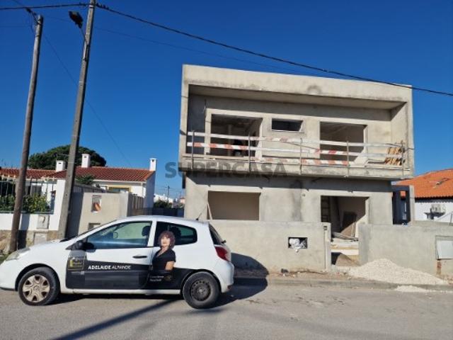 Moradia T4, com piscina sita na Quinta das Laranjeiras