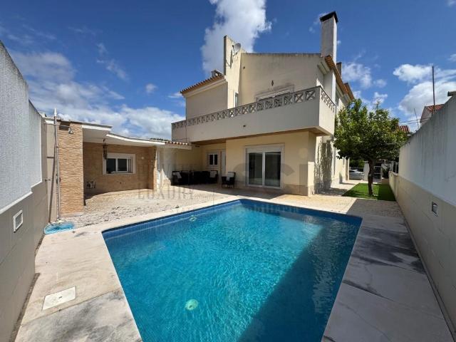 Moradia T4 com piscina | Vale Fetal 190m² Charneca De Caparica